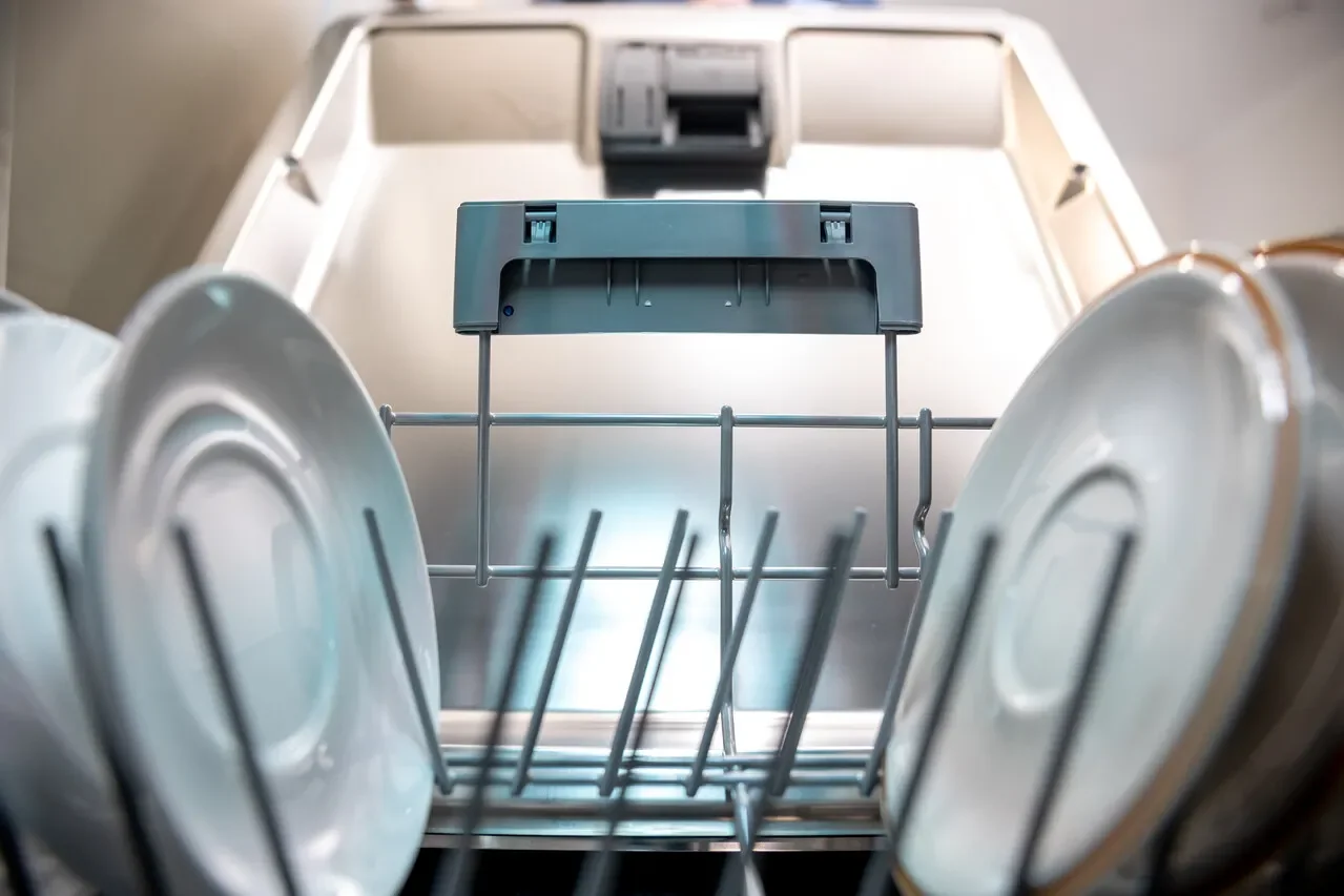 Clogged spray arm keeps dishwasher from cleaning properly (Source: Freepik)