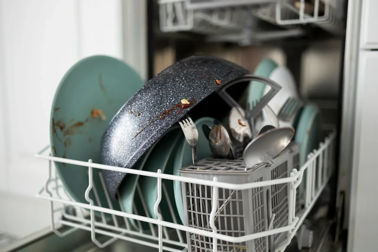 Dirty interior dishwasher causes improper cleaning (Source: Freepik)