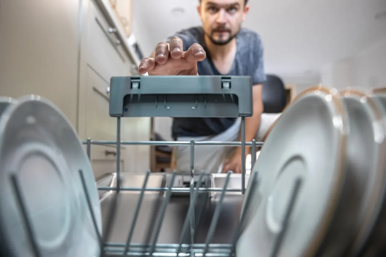  Improper loading dishwasher blocks the spray arm (Source: Freepik)