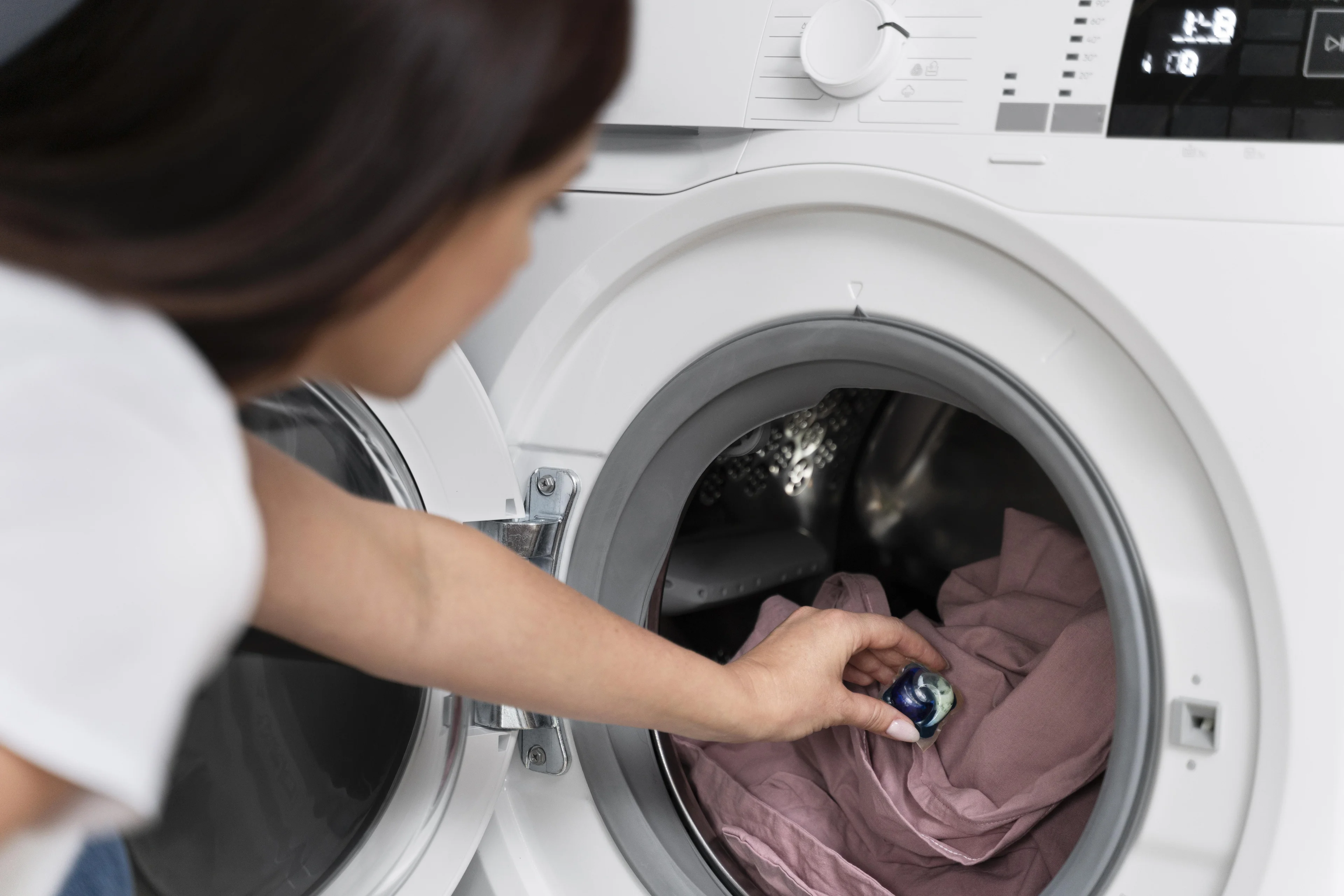 Impeller washer cleans clothes
